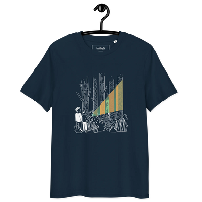 Alien im Wald – T-Shirt aus Bio Baumwolle